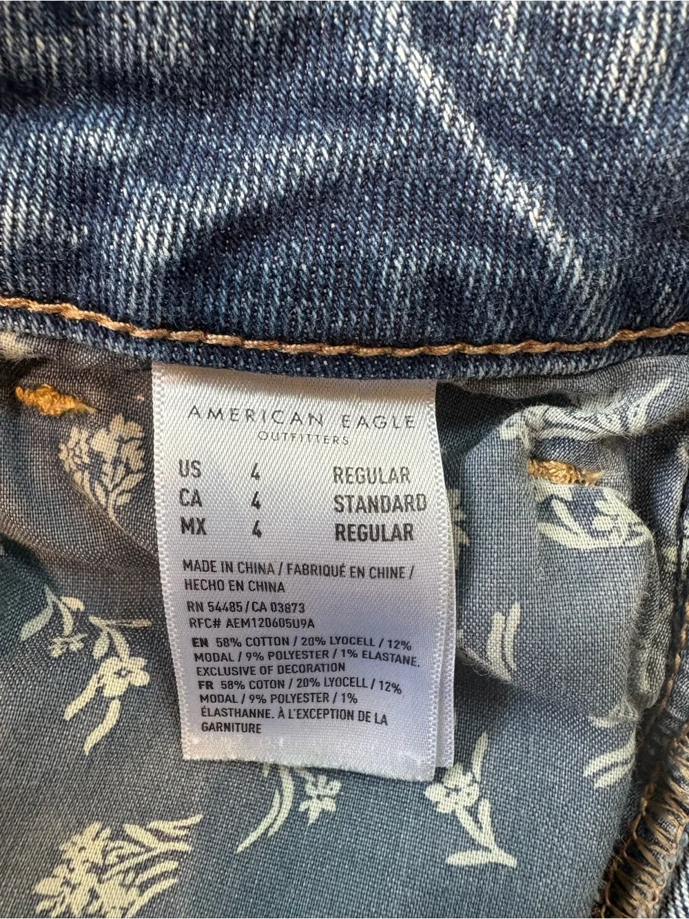 American Eagle Distressed Fringe Ankle Mom Jeans. Size 4